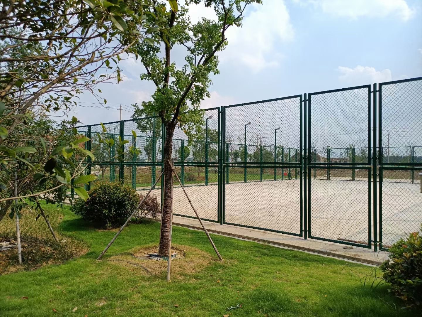 如何提高籃球場(chǎng)護(hù)欄網(wǎng)的使用壽命?